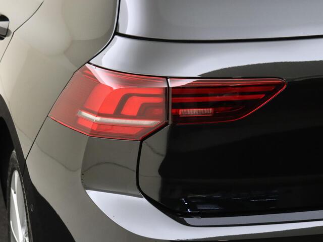 Volkswagen GOLF 1.5 eHybrid 204 6DSG eHybrid Life Edition | 'App-Connect' draadloze smartphone integratie | Achterbank in ongelijke delen neerklapbaar incl. middenarmsteun en doorlaadmogelijkheid | Achteruitrijcamera (Rear View)