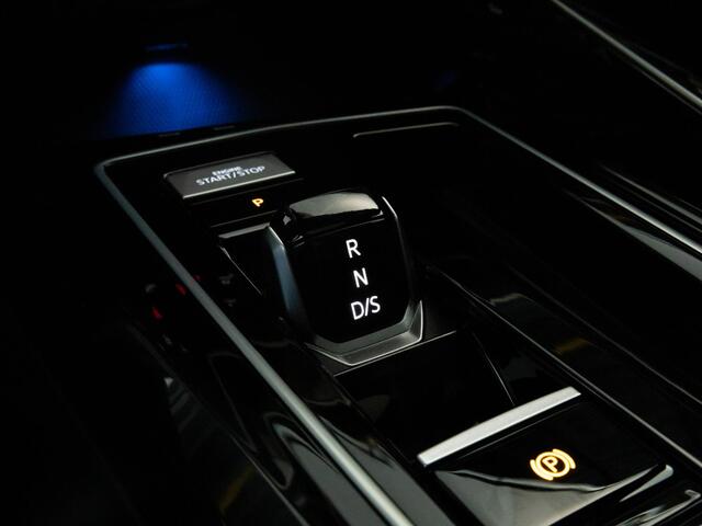 Volkswagen GOLF R-Line 1.5 eTSI 130 PK | Led Matrix IQ | Panoramadak | Achteruitrijcamera | Travel Assist |