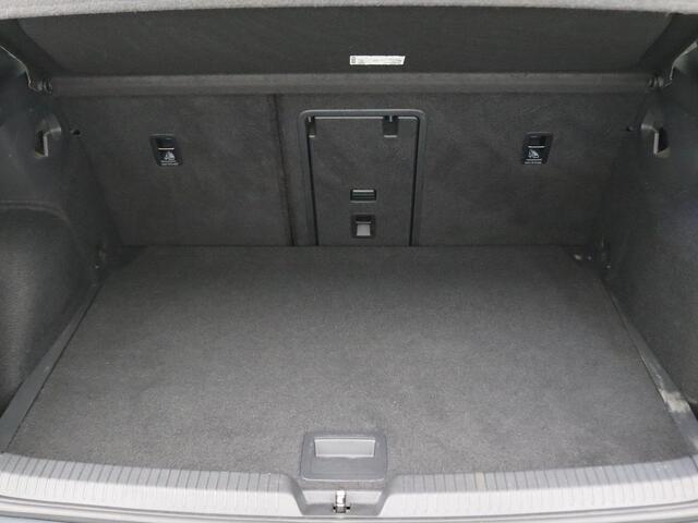 Volkswagen GOLF 1.5 eTSI R-Line Business 150PK DSG Achteruitrijcamera, Adaptieve Cruise Controle, Keyless, Matrix-LED Verlichting, Stoel-Stuurverwarming, Navi, 19" LM Velgen