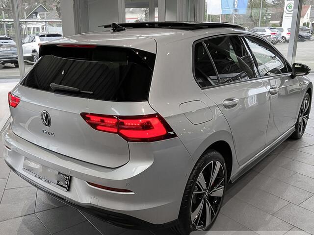Volkswagen GOLF 1.4 eHybrid GTE ** IQ LIGHT, BLACK STYLE, PANORAMA, ALARM, 18-inch LMV, STUURVERW. ** Slechts 1.650km. - VW GAR tot 12-2026 ** ** INFORMEER OOK NAAR ONZE AANTREKKELIJKE FINANCIAL-LEASE TARIEVEN **