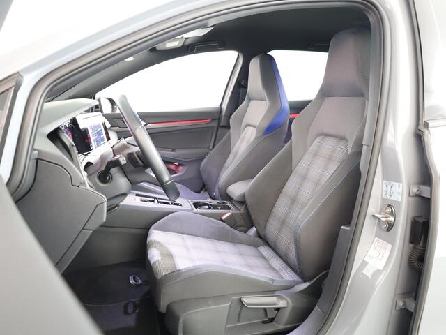 Volkswagen GOLF 1.4 eHybrid GTE 245 pk Automaat (DSG) | Navigatie | Parkeersensoren | Adaptieve cruise control | Stoelverwarming | Full-LED koplampen |