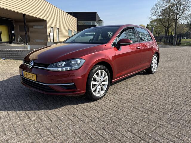 Volkswagen GOLF 1.0 TSI Highline [ Fm navi,ecc,pdc,lmv,apple carplay,trekhaak ]