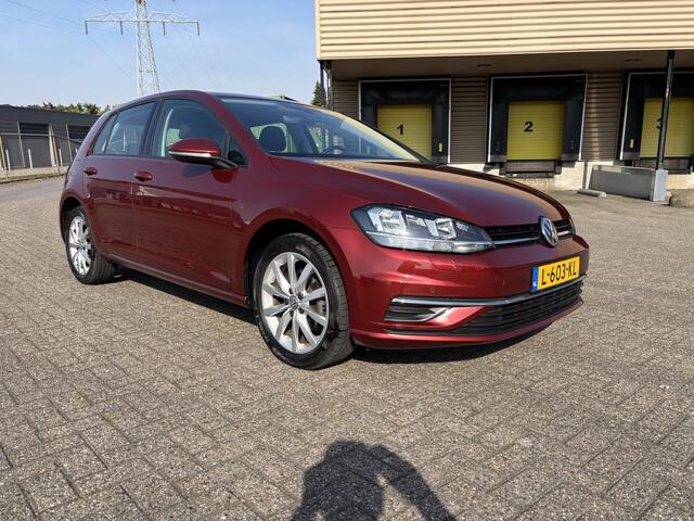 Volkswagen GOLF 1.0 TSI Highline [ Fm navi,ecc,pdc,lmv,apple carplay,trekhaak ]
