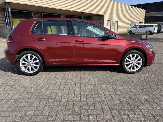 Volkswagen GOLF 1.0 TSI Highline [ Fm navi,ecc,pdc,lmv,apple carplay,trekhaak ]