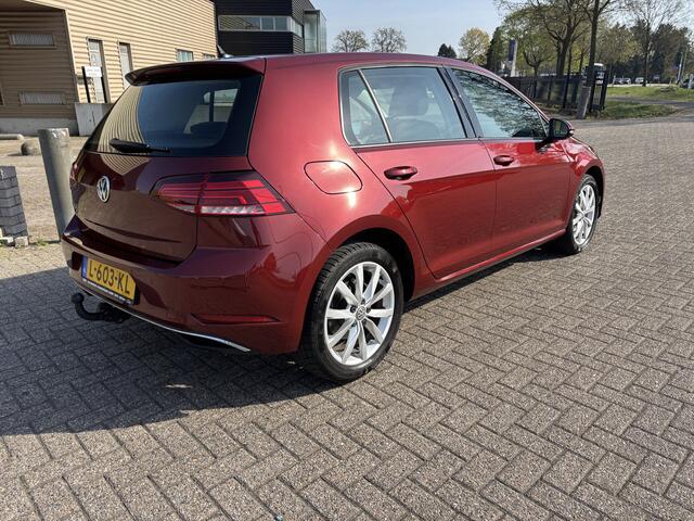 Volkswagen GOLF 1.0 TSI Highline [ Fm navi,ecc,pdc,lmv,apple carplay,trekhaak ]