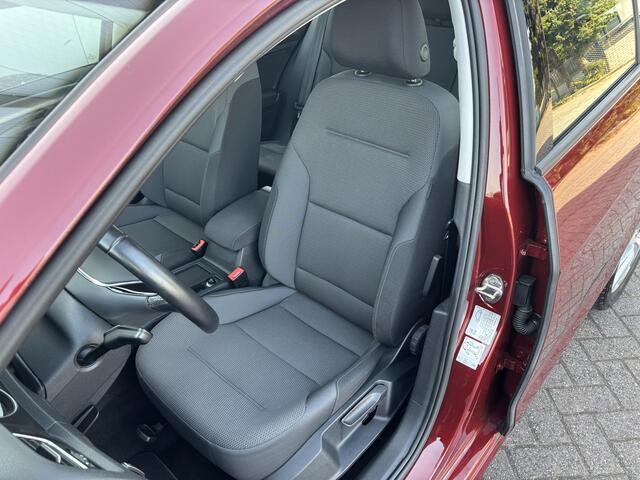 Volkswagen GOLF 1.0 TSI Highline [ Fm navi,ecc,pdc,lmv,apple carplay,trekhaak ]