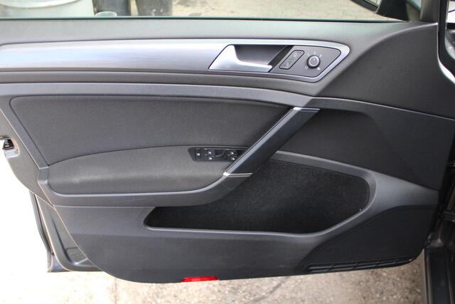 Volkswagen GOLF Variant 1.5 TSI Comfortline Business Climate control, Navi, CC, Trekhaak, Achteruitrij camera, Parksens. V en A, Apple/Android carplay, Leder, 16" LMV
