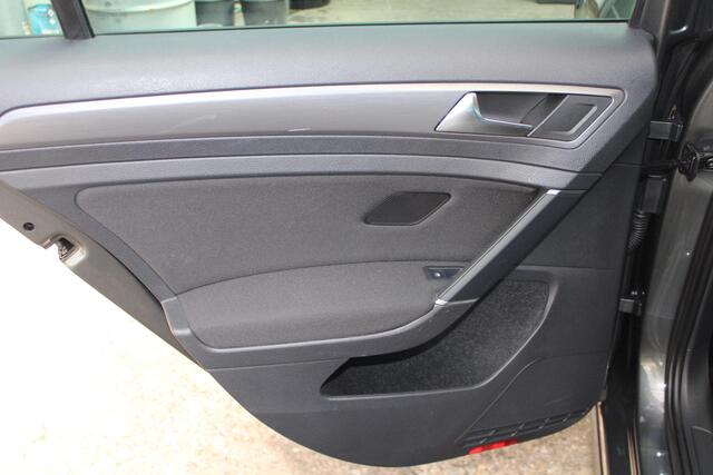 Volkswagen GOLF Variant 1.5 TSI Comfortline Business Climate control, Navi, CC, Trekhaak, Achteruitrij camera, Parksens. V en A, Apple/Android carplay, Leder, 16" LMV