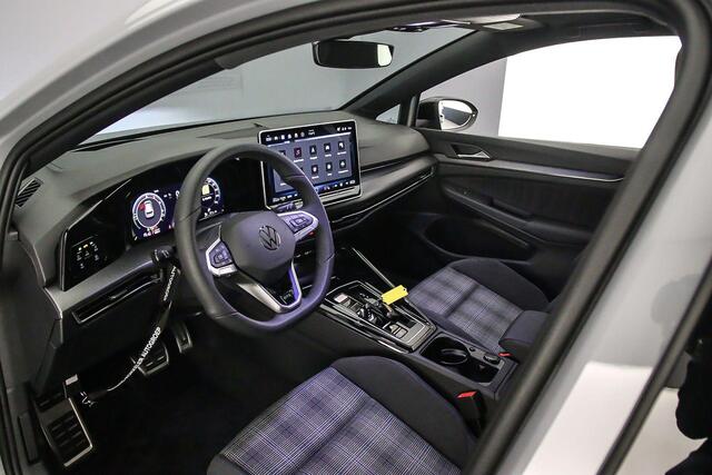 Volkswagen GOLF GTE 1.5 TSI eHybrid 272pk DSG Automaat Panoramadak, Adaptive cruise control, Head up display, Navigatie, Parkeersensoren, LED matrix koplampen, Achteruitrijcamera