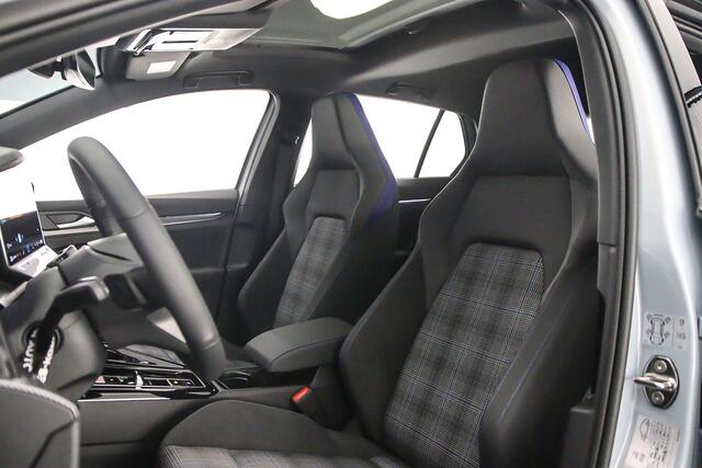 Volkswagen GOLF GTE 1.5 TSI eHybrid 272pk DSG Automaat Panoramadak, Adaptive cruise control, 360 camera, LED matrix koplampen, Head up display, Navigatie, Achteruitrijcamera, Stoelverwarming