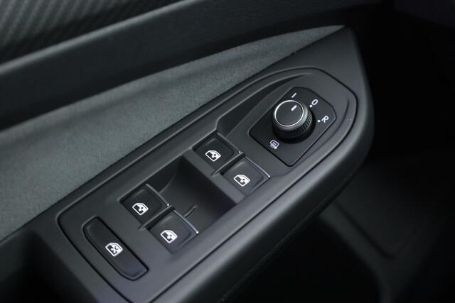 Volkswagen GOLF 1.5 TSI R-Line | Navi | Adapt. Cruise | Camera | Stoel- Stuurver. | Apple CarPlay