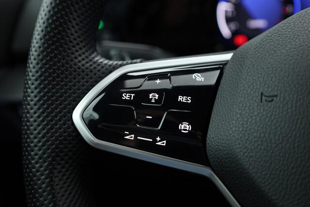 Volkswagen GOLF 1.5 TSI R-Line | Navi | Adapt. Cruise | Camera | Stoel- Stuurver. | Apple CarPlay