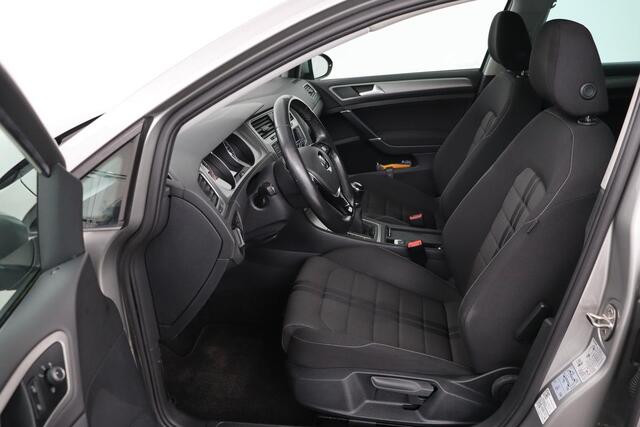 Volkswagen GOLF 1.0 TSI Connected Series | Carplay | Camera | Navigatie | Climate control | Parkeerhulp | Cruise control | Sportstoelen