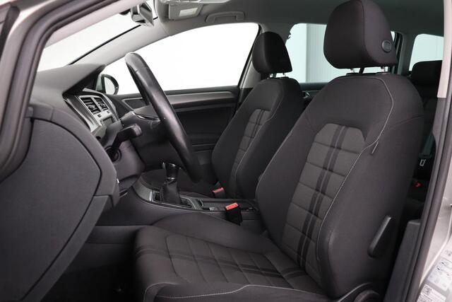 Volkswagen GOLF 1.0 TSI Connected Series | Carplay | Camera | Navigatie | Climate control | Parkeerhulp | Cruise control | Sportstoelen