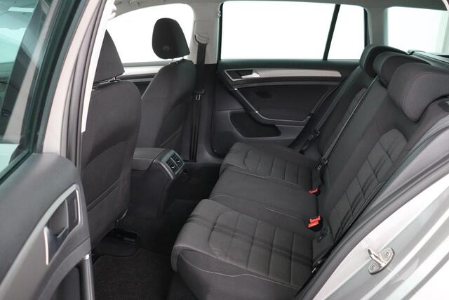 Volkswagen GOLF 1.0 TSI Connected Series | Carplay | Camera | Navigatie | Climate control | Parkeerhulp | Cruise control | Sportstoelen