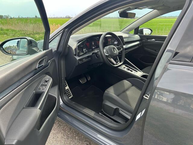Volkswagen GOLF 1.5 eTSI Style Pano / Camera / ACC / Lane assist Full Options!