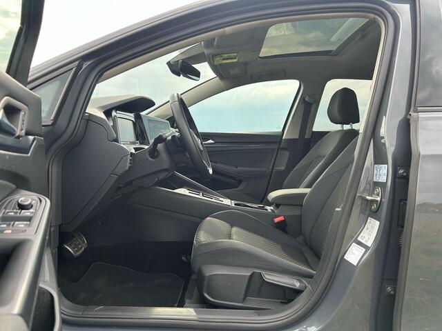 Volkswagen GOLF 1.5 eTSI Style Pano / Camera / ACC / Lane assist Full Options!