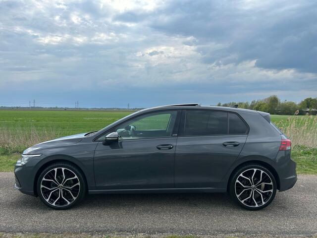 Volkswagen GOLF 1.5 eTSI Style Pano / Camera / ACC / Lane assist Full Options!