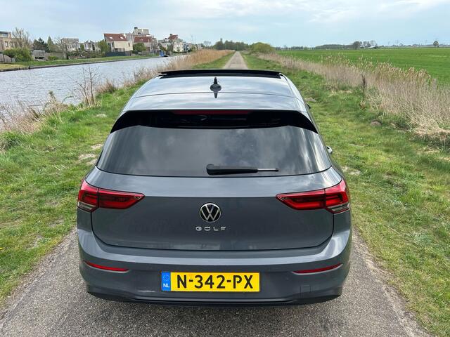 Volkswagen GOLF 1.5 eTSI Style Pano / Camera / ACC / Lane assist Full Options!