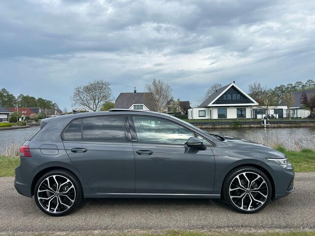 Volkswagen GOLF 1.5 eTSI Style Pano / Camera / ACC / Lane assist Full Options!