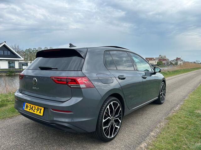 Volkswagen GOLF 1.5 eTSI Style Pano / Camera / ACC / Lane assist Full Options!