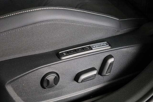 Volkswagen GOLF 1.5 eHybrid 50 Edition 204 PK | Automaat (DSG) | Panoramadak | Stoelverwarming | Led matrix | 18 Inch | Camera
