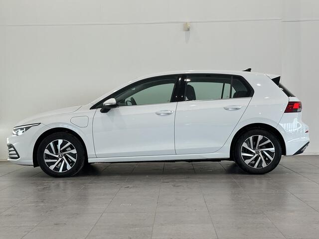 Volkswagen GOLF 1.4 eHybrid Style | Navigatie | Climate Control | Cruise Control | Stoel- en stuurverwarming | Apple Carplay/Android Auto