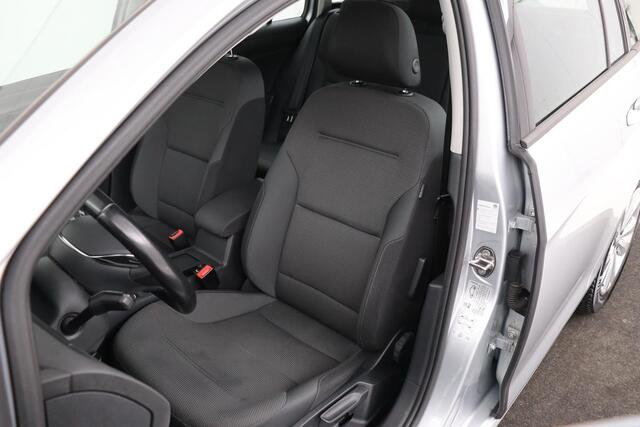 Volkswagen GOLF 1.6 TDI Comfortline | Carplay | Navigatie | Adaptive cruise | Climate control | Parkeerhulp | Regen-/lichtsensor