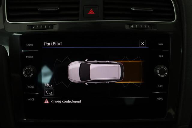 Volkswagen GOLF 1.6 TDI Comfortline | Carplay | Navigatie | Adaptive cruise | Climate control | Parkeerhulp | Regen-/lichtsensor