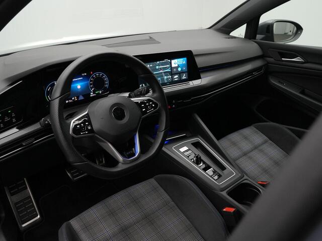 Volkswagen GOLF 1.4 245 pk DSG eHybrid GTE | Panoramadak | Navigatie | Stoelverwarming | Parkeersensoren voor/achter |