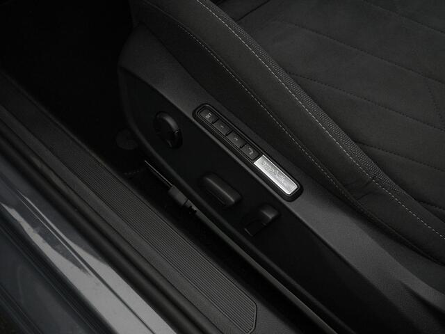 Volkswagen GOLF 1.4 204 pk DSG eHybrid Style | Panoramadak | Geheugen-/massagestoel | Achteruitrijcamera | Navigatie | Alcantara | Adaptive Cruise