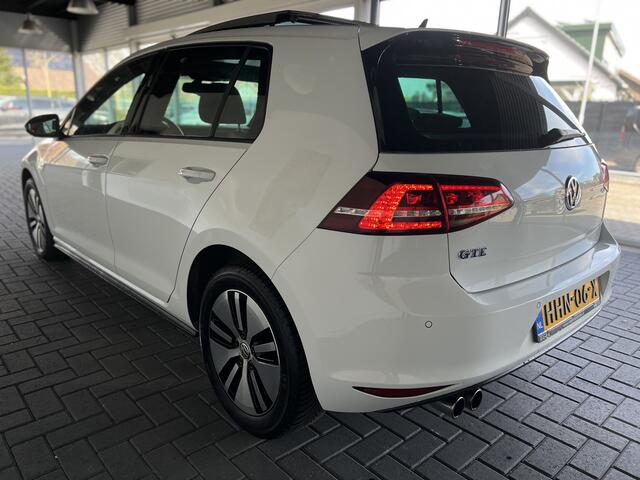 Volkswagen GOLF 1.4 TSI GTE / Panoramadak / Stoelverwarming / LED