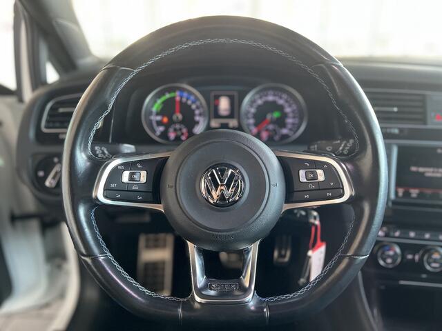 Volkswagen GOLF 1.4 TSI GTE / Panoramadak / Stoelverwarming / LED