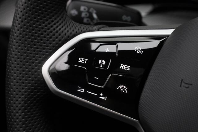 Volkswagen GOLF 1.5 eTSI 150 pk DSG R-Line | Panoramadak | IQ Light | Stuur-/stoelverwarming | Achteruitrijcamera | Navigatie