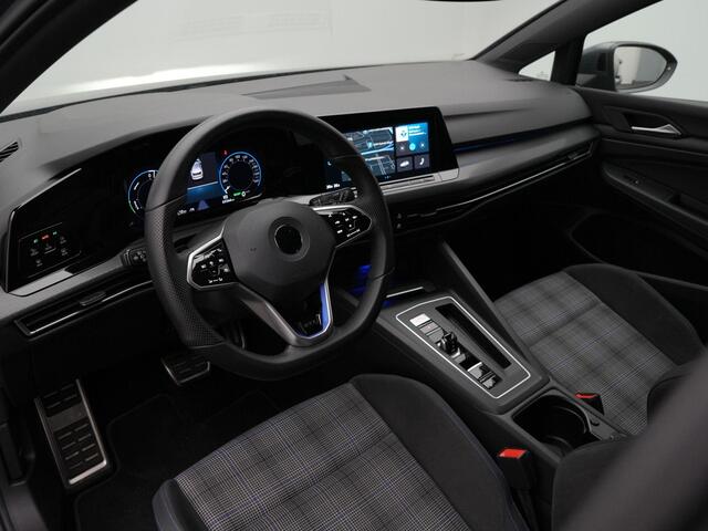 Volkswagen GOLF 1.4 eHybrid GTE | Navigatie | Parkeersensoren voor/achter | Adaptive Cruise Control |