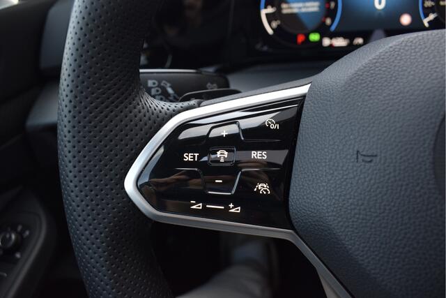 Volkswagen GOLF 1.5 eTSI R-Line LED grille, Panorama, schaalstoelen, Adaptive cruise, Carplay,