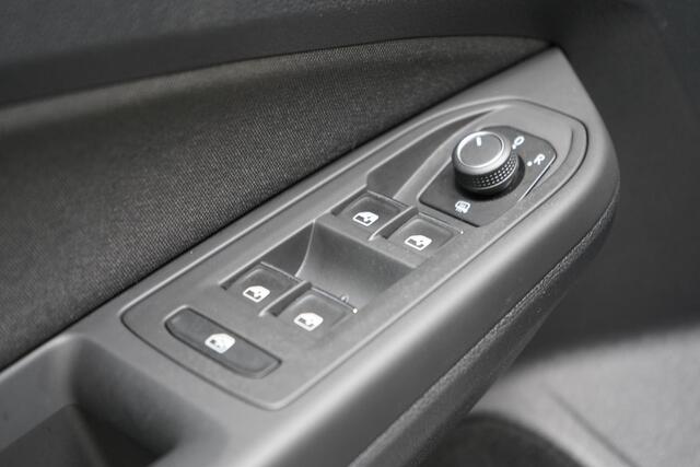 Volkswagen GOLF 1.0 eTSI 110pk Life Automaat | Navigatie | Climate control | Lm velgen | Parkeersensoren