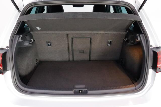 Volkswagen GOLF 2.0GTI Dsg PERFORMANCE PANO/CARPLAY/NAVI/STOELVERW/BLINDSPOT/LANE ASSIST/PDC/LMV 18''