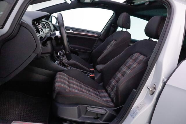 Volkswagen GOLF 2.0GTI Dsg PERFORMANCE PANO/CARPLAY/NAVI/STOELVERW/BLINDSPOT/LANE ASSIST/PDC/LMV 18''