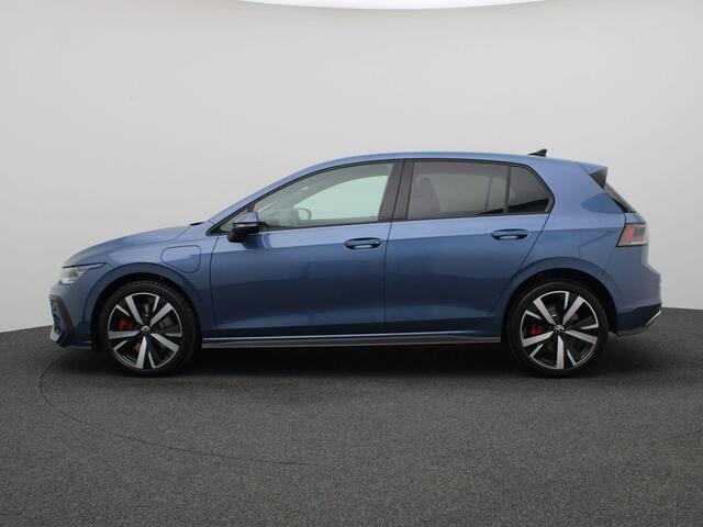 Volkswagen GOLF 1.5 eHybrid GTE 272PK DSG Adaptieve Cruise Controle, Side Assist, Achteruitrijcamera, Stoel-Stuurverwarming, Navi via Apple Carplay/Android Auto, Matrix-LED verlichting, Trekhaak, 18" LM Velgen