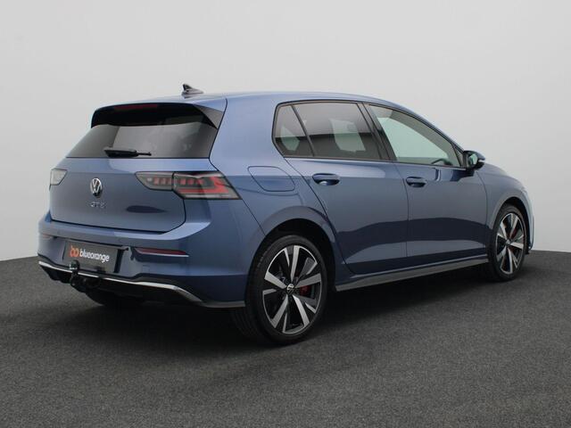 Volkswagen GOLF 1.5 eHybrid GTE 272PK DSG Adaptieve Cruise Controle, Side Assist, Achteruitrijcamera, Stoel-Stuurverwarming, Navi via Apple Carplay/Android Auto, Matrix-LED verlichting, Trekhaak, 18" LM Velgen
