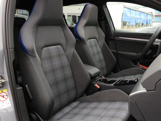 Volkswagen GOLF 1.5 eHybrid GTE 272PK | Led Matrix | DCC | Panoramadak | Black style | Keyless | Head-up display | Trekhaak