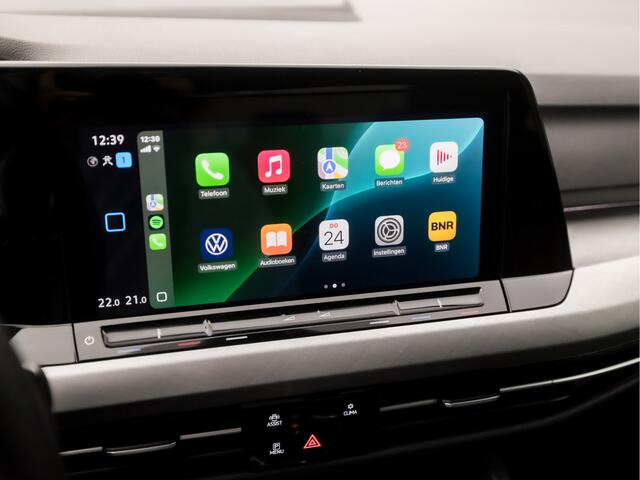 Volkswagen GOLF 1.5 TSI Sport (APPLE CARPLAY, GROOT NAVI, DIGITALE COCKPIT, KEYLESS, LM VELGEN, SPORTSTOELEN, ADAPTIVE CRUISE, GETINT GLAS, PARKEERSENSOREN, NIEUWE APK, NIEUWSTAAT)