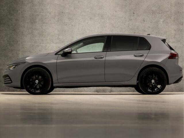 Volkswagen GOLF 1.0 eTSI Sport Automaat (APPLE CARPLAY, GROOT NAVI, STUUR/STOELVERWARMING, GETINT GLAS, SPORTSTOELEN, PARKEERSENSOREN, ADAPTIVE CRUISE, DAB+, NIEUWE APK, NIEUWSTAAT)