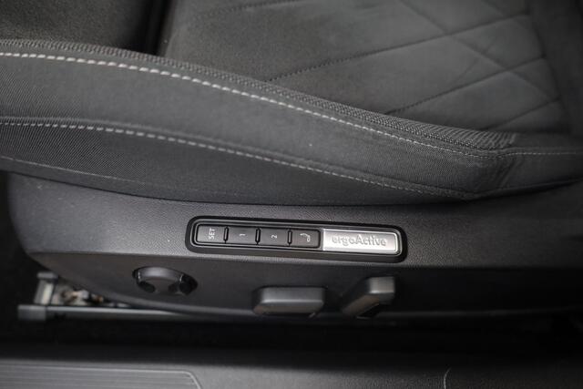 Volkswagen GOLF 1.4 eHybrid Style 204PK / 150kW, Panoramadak, LED Matrix (IQ.Lights), achteruitrijcamera (rear view), parkeersensoren voor en achter (pdc), extra getint glas (privacy glas), adaptieve cruise control (acc), verwarmbare voorstoelen, verwarmbaar stuurwiel, n