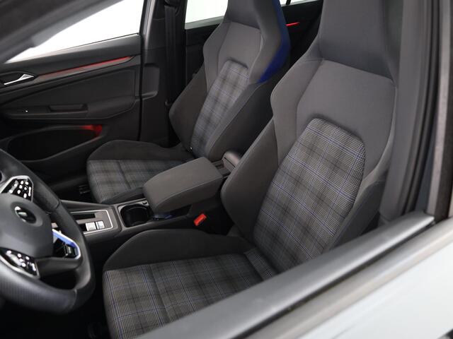 Volkswagen GOLF 1.4 eHybrid GTE 245 pk Automaat (DSG) | Navigatie | Panoramadak | Parkeersensoren | Adaptieve cruise control | Stoelverwarming |
