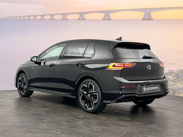 Volkswagen GOLF 1.5 eTSI R-Line Edition 150pk Black Style pakket & Panoramisch schuif-, kanteldak, elektrisch bedienbaar