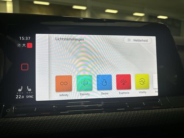 Volkswagen GOLF 1.5 eTSI 150pk DSG R-Line · Panoramadak · Camera · Apple/Android Car Play · Navi · Stoel&Stuur Verwarming · 18'' Inch · Garantie t/m 11-01-2025