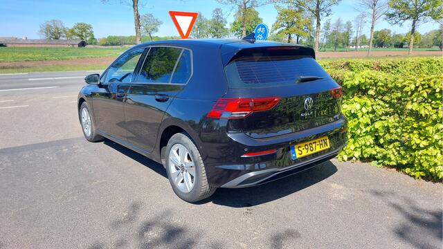 Volkswagen GOLF 1.0 eTSI Life Business CLIMA/LED/NAVI BJ 2022