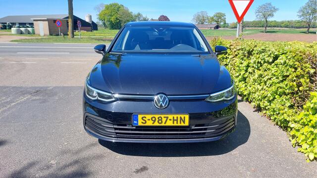 Volkswagen GOLF 1.0 eTSI Life Business CLIMA/LED/NAVI BJ 2022